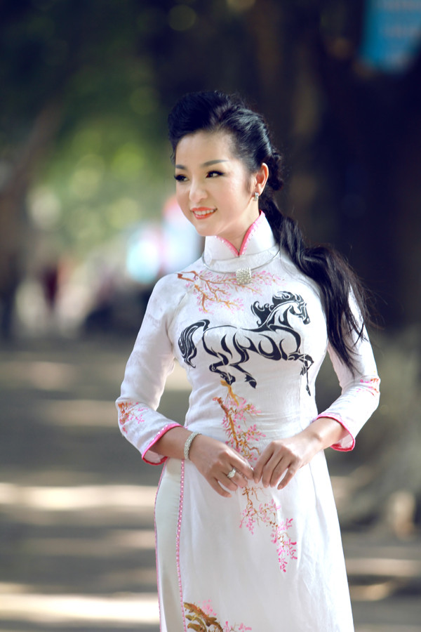Thúy Nga trẻ trung, xinh đẹp với áo dài họa tiết ngựa ảnh 4