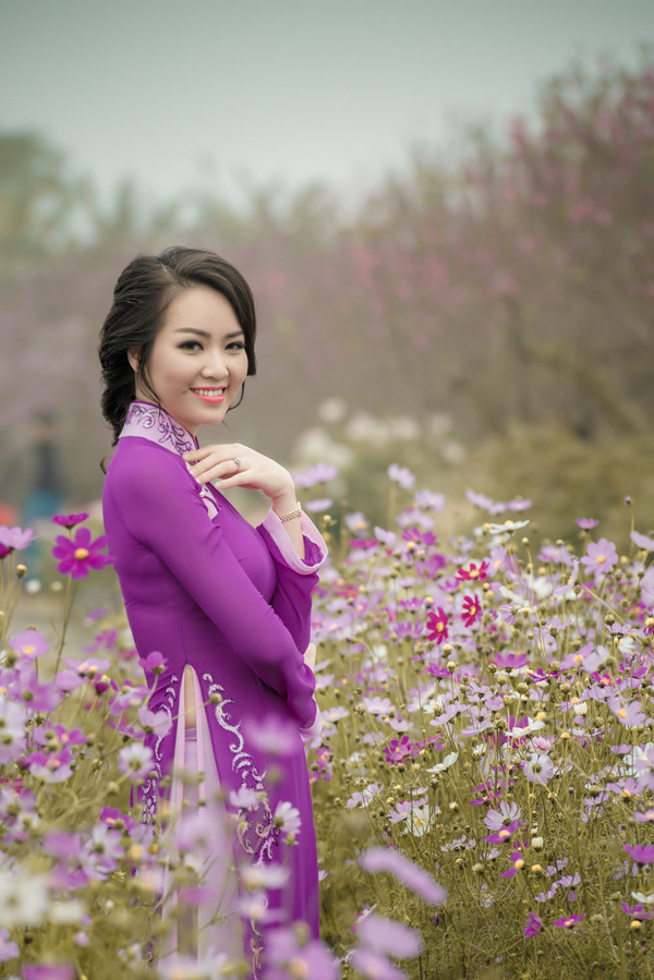 Á hậu Thụy Vân khoe nhan sắc rực rỡ giữa vườn Xuân ảnh 9