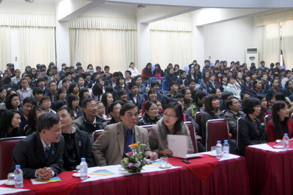 Đông đảo học sinh đã tới dự lễ phát động và cổ vũ cho các bạn thi