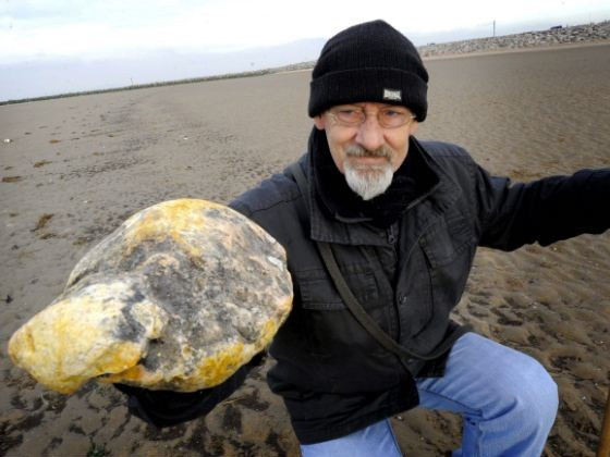 Ken và khoản tiền 'trời cho' của mình bên bãi biển 