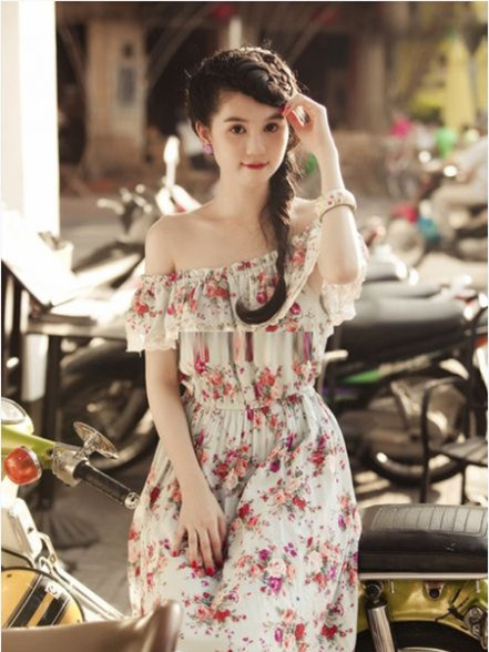 Hiền Thục Hoa hậu Ngọc Hân. "Nữ hoàng nội y" Ngọc Trinh Ca sĩ Phương Linh Hot girl Chi Pu Trúc Diễm Yến Trang Hot girl Kelly "Công chúa bong bóng" Bảo Thy Elly Trần Kim Hiền Trương Ngọc Ánh Hot girl Midu Dương Yến Ngọc Hồ Ngọc Hà Siêu mẫu Trang Trần Hot girl Huyền Lizze Jenifer Phạm "Bà mẹ nhí" Phương Trinh. Bảo Trân