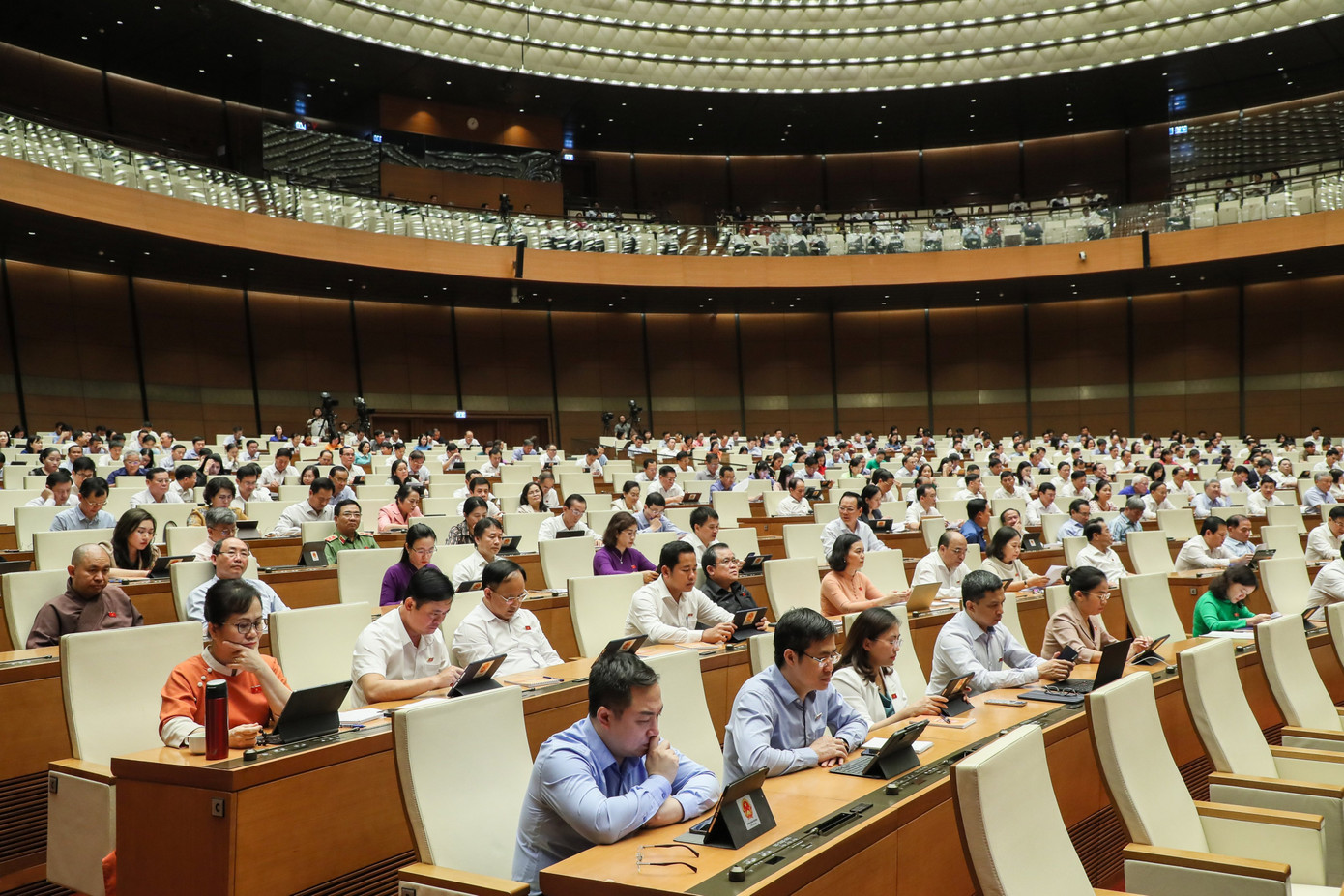 Phiên thảo luận tại Quốc hội về kinh tế, xã hội. Ảnh: Như Ý
