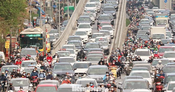 Ban Bí thư yêu cầu khắc phục cơ bản ùn tắc giao thông tại các đô thị lớn. Ban Bí thư yêu cầu khắc phục cơ bản ùn tắc giao thông tại các đô thị lớn.