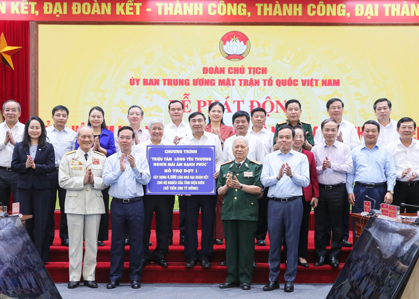 Lãnh đạo Đảng, Nhà nước tại buổi lễ. (Ảnh: Nhật Minh) Lãnh đạo Đảng, Nhà nước tại buổi lễ. (Ảnh: Nhật Minh)