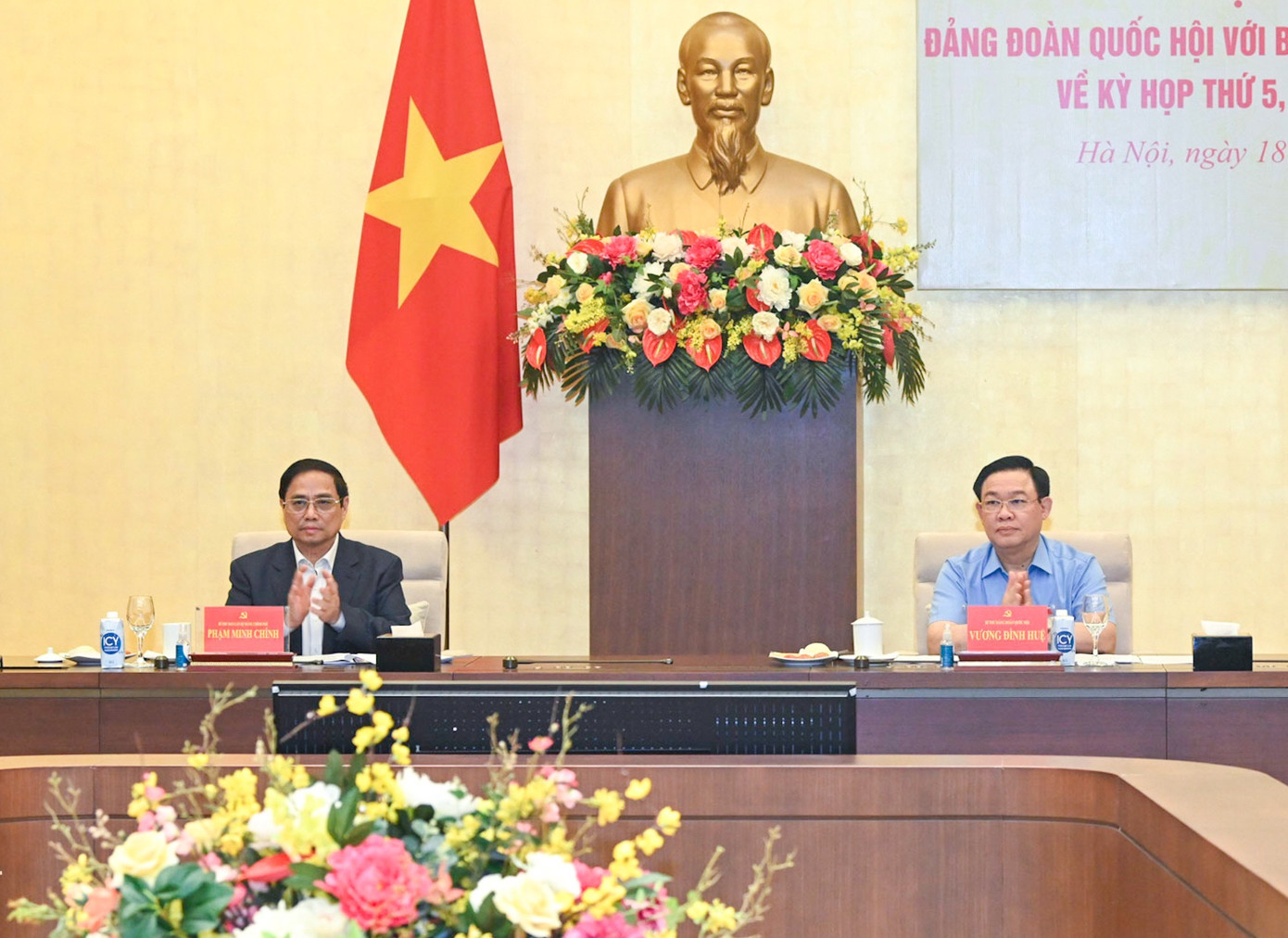 Thủ tướng Phạm Minh Chính và Chủ tịch Quốc hội Vương Đình Huệ chủ trì Hội nghị.