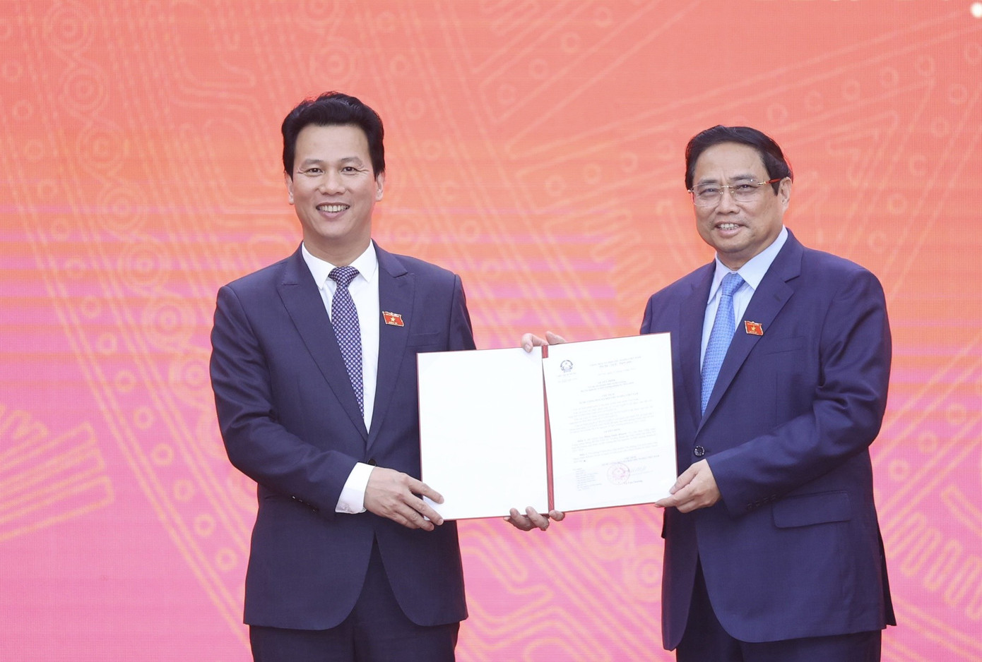 Thủ tướng trao quyết định bổ nhiệm cho ông Đặng Quốc Khánh. Ảnh: Như Ý