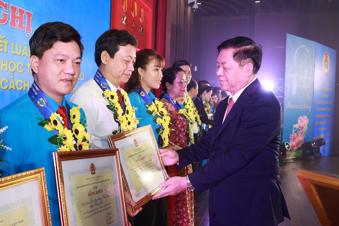 Trưởng Ban Tuyên giáo Trung ương Nguyễn Trọng Nghĩa trao Bằng khen cho các điển hình tiên tiến. Ảnh: Hải Nguyễn