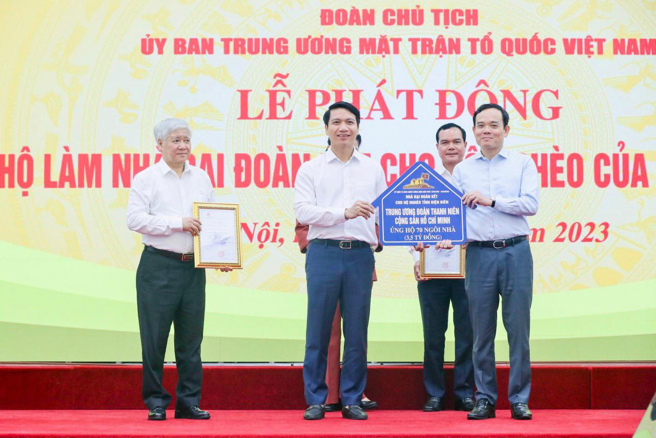 Anh Nguyễn Ngọc Lương, Bí thư Thường trực Trung ương Đoàn, đại diện Trung ương Đoàn trao ủng hộ 3,5 tỷ đồng tặng chương trình. Anh Nguyễn Ngọc Lương, Bí thư Thường trực Trung ương Đoàn, đại diện Trung ương Đoàn trao ủng hộ 3,5 tỷ đồng tặng chương trình.