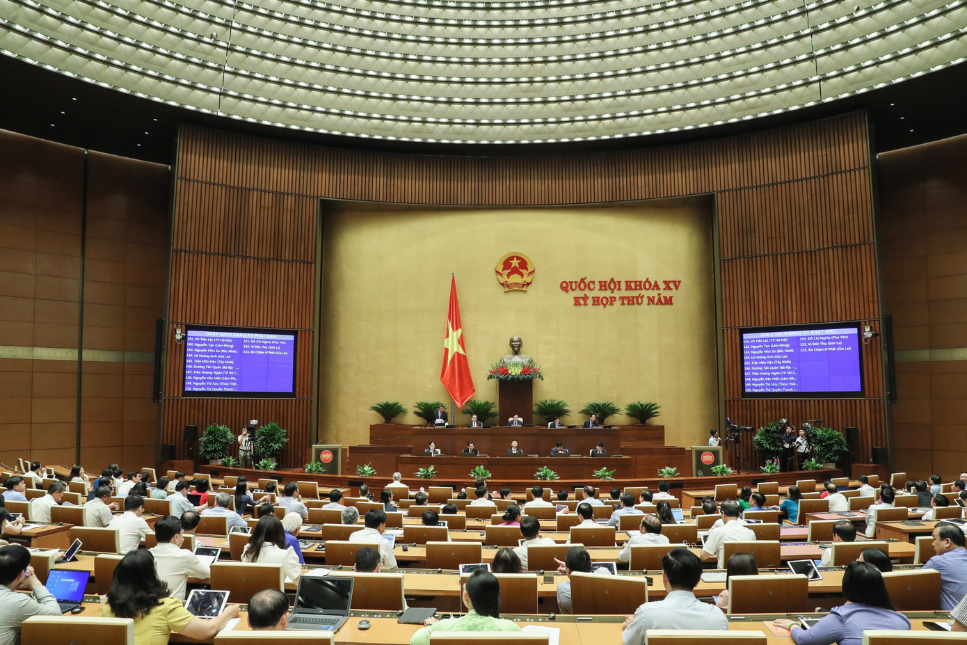 Quốc hội thảo luận về tình hình kinh tế, xã hội. Ảnh: Như Ý Quốc hội thảo luận về tình hình kinh tế, xã hội. Ảnh: Như Ý