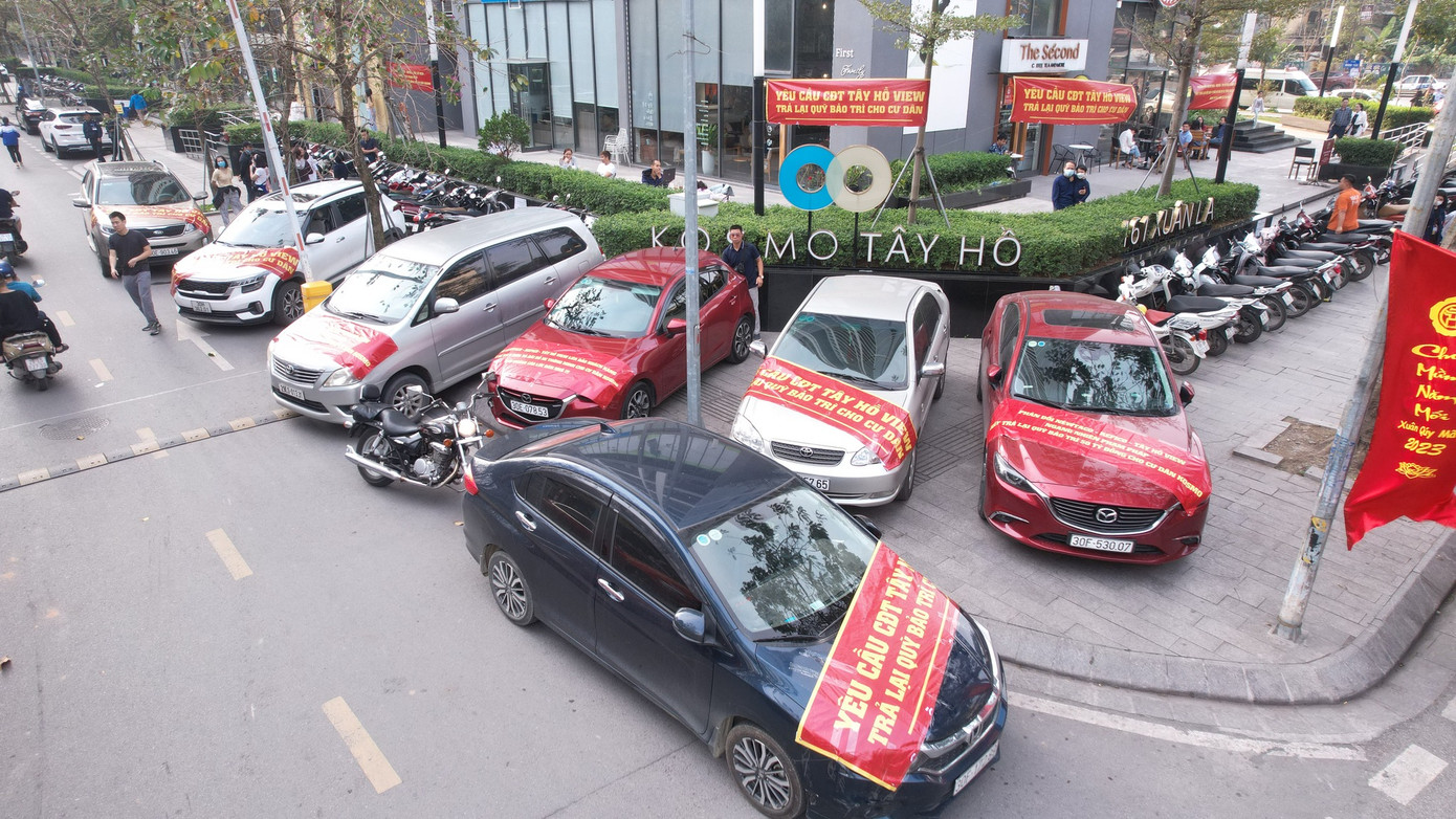 Cư dân chung cư Kosmo Tây Hồ băng rôn yêu cầu chủ đầu tư bàn giao khoảng 50 tỷ đồng quỹ bảo trì cho cư dân. Ảnh: Cư dân cung cấp. Cư dân chung cư Kosmo Tây Hồ băng rôn yêu cầu chủ đầu tư bàn giao khoảng 50 tỷ đồng quỹ bảo trì cho cư dân. Ảnh: Cư dân cung cấp.