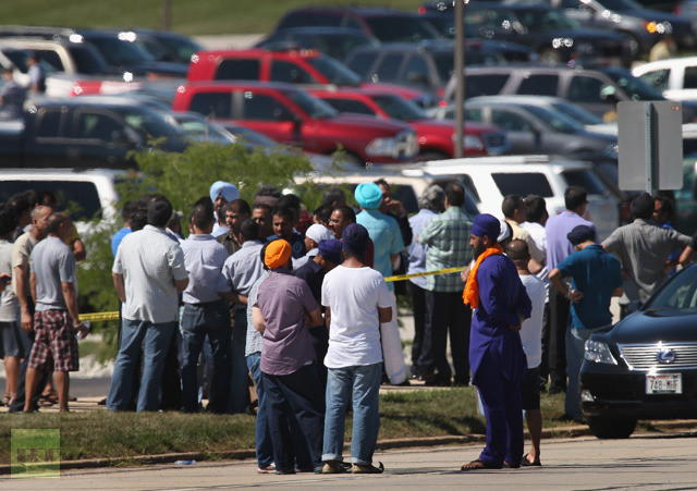 Người nhà các nạn nhân vụ xả súng đứng chờ bên ngoài hiện trường