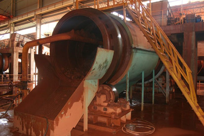 Quặng nguyên khai sau khi rửa, róc sạch, được đưa vào máy đập để tạo thành những hạt quặng nhỏ