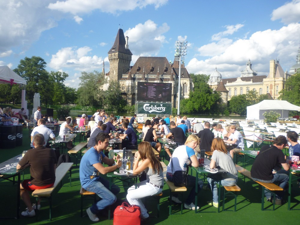 Các CĐV chờ trận đấu mở màn