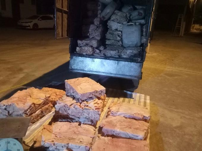 Hiện trường bì lợn bốc mùi được lực lượng chức năng phát hiện. Hiện trường bì lợn bốc mùi được lực lượng chức năng phát hiện.