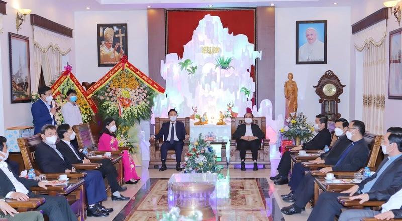 Bí thư Tỉnh uỷ Thanh Hoá Đỗ Trọng Hưng cùng lãnh đạo tỉnh chúc mừng Đức Giám mục Nguyễn Đức Cường cùng các linh mục, các chức sắc và bà con giáo dân giáo phận Thanh Hóa