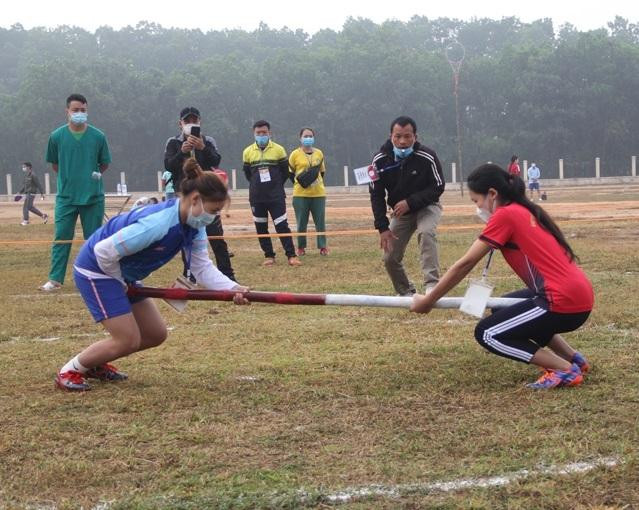 Các vận động viên dự thi môn đẩy gậy