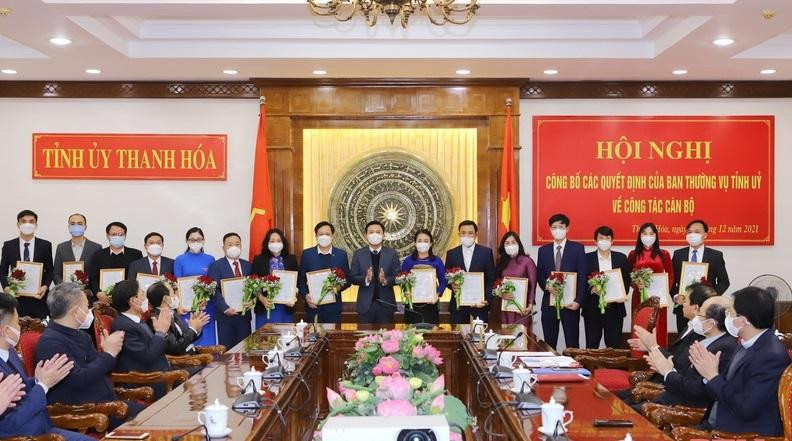 Bí thư Tỉnh ủy Thanh Hóa Đỗ Trọng Hưng trao quyết định, chúc mừng các cán bộ được bổ nhiệm, điều động