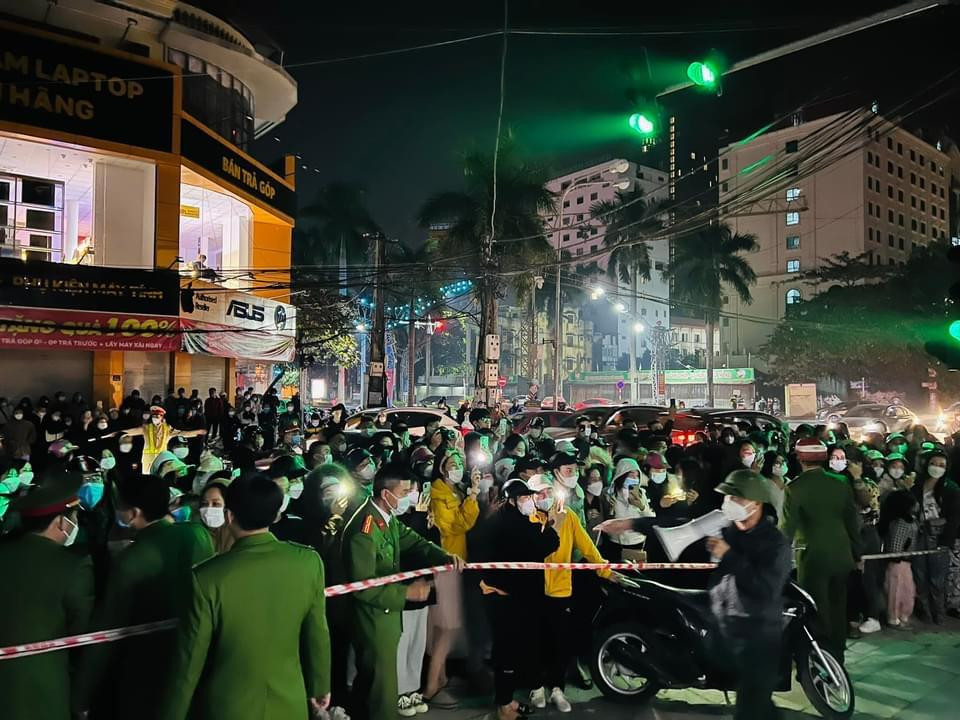 Rất đông người tập trung xem lực lượng chức năng kiểm tra, khám xét cửa hàng- nơi xảy ra sự việc.