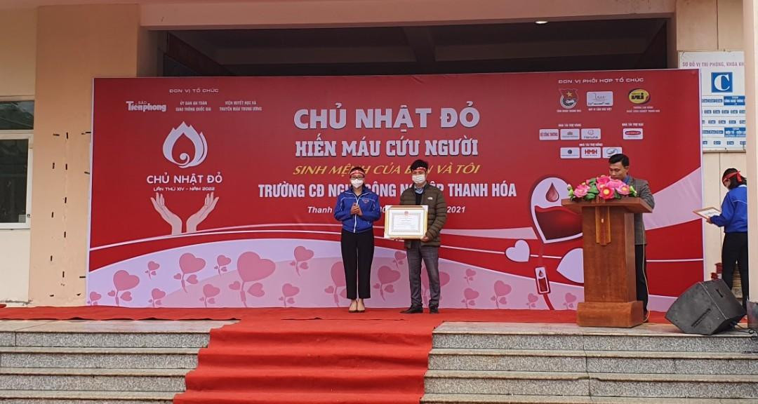 Trao Bằng khen của Chủ tịch UBND tỉnh Thanh Hoá cho anh Trịnh Quốc Vương, Phó Bí thư Đoàn Trường Cao đẳng nghề công nghiệp Thanh Hoá vì đã có thành tích xuất sắc trong công tác vận động hiến máu tình nguyện. Trao Bằng khen của Chủ tịch UBND tỉnh Thanh Hoá cho anh Trịnh Quốc Vương, Phó Bí thư Đoàn Trường Cao đẳng nghề công nghiệp Thanh Hoá vì đã có thành tích xuất sắc trong công tác vận động hiến máu tình nguyện.
