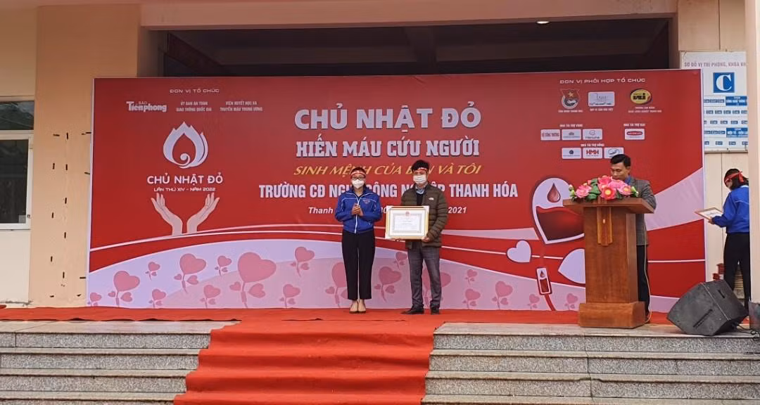 Trao Bằng khen của Chủ tịch UBND tỉnh Thanh Hoá cho anh Trịnh Quốc Vương, Phó Bí thư Đoàn Trường Cao đẳng nghề công nghiệp Thanh Hoá vì đã có thành tích xuất sắc trong công tác vận động hiến máu tình nguyện.