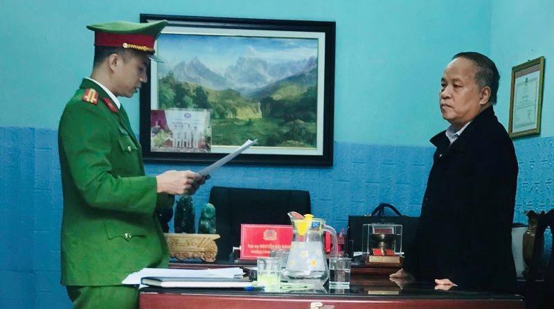 Cơ quan chức năng thi hành quyết định khởi tố bị can, cấm đi khỏi nơi cư trú đối với ông Lưu Vũ Lâm. Ảnh: Công an Thanh Hoá