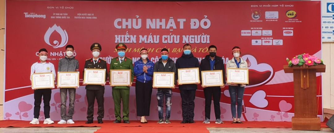 Khen thưởng các cá nhân, đơn vị tham gia nhiều hoạt động hiến máu. Khen thưởng các cá nhân, đơn vị tham gia nhiều hoạt động hiến máu.