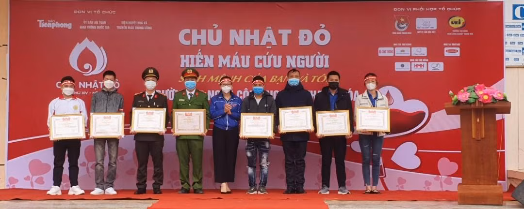 Khen thưởng các cá nhân, đơn vị tham gia nhiều hoạt động hiến máu.