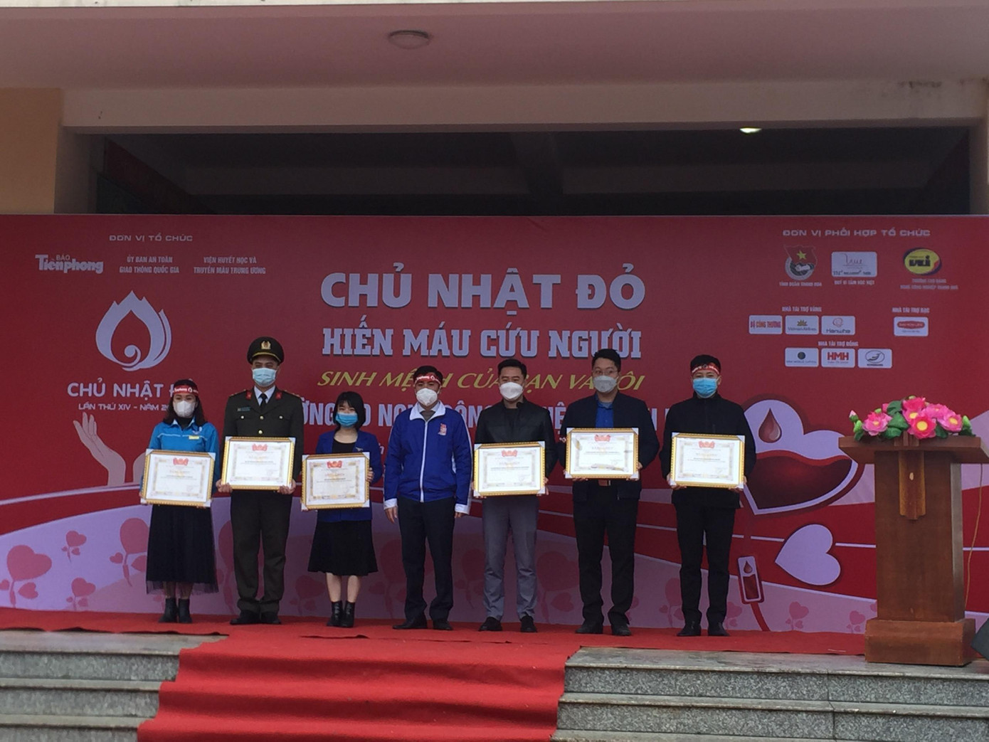 Bí thư Tỉnh Đoàn Thanh Hoá Lê Văn Châu trao Bằng khen cho các đơn vị Bí thư Tỉnh Đoàn Thanh Hoá Lê Văn Châu trao Bằng khen cho các đơn vị