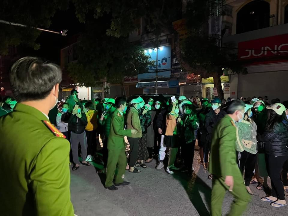 Những người liên quan đến việc hành hạ nữ sinh lấy chiếc váy trị giá 160.000 đồng đã được đưa về cơ quan công an