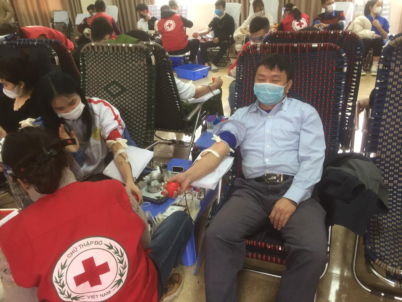 Nhiều cán bộ, giảng viên của Trường Cao đẳng nghề công nghiệp Thanh Hoá tham gia hiến máu tại ngày hội Chủ nhật Đỏ