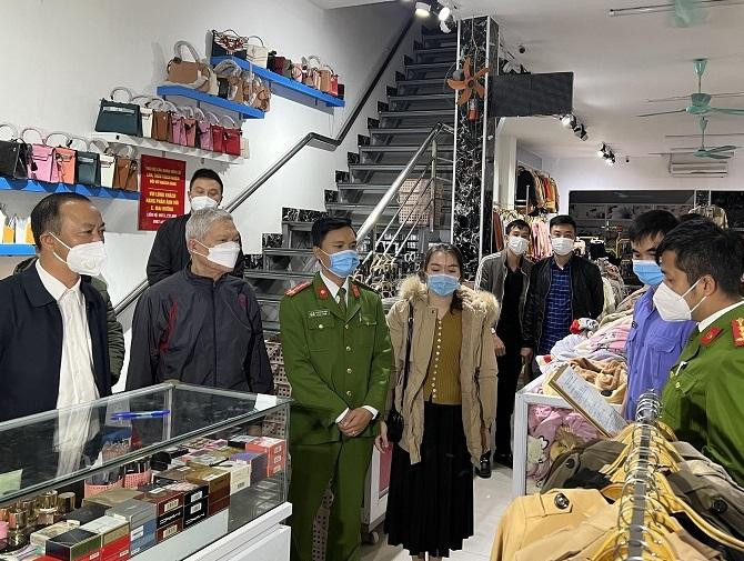 Cơ quan chức năng đọc lệnh khám xét Cửa hàng quần áo Mai Hường Cơ quan chức năng đọc lệnh khám xét Cửa hàng quần áo Mai Hường