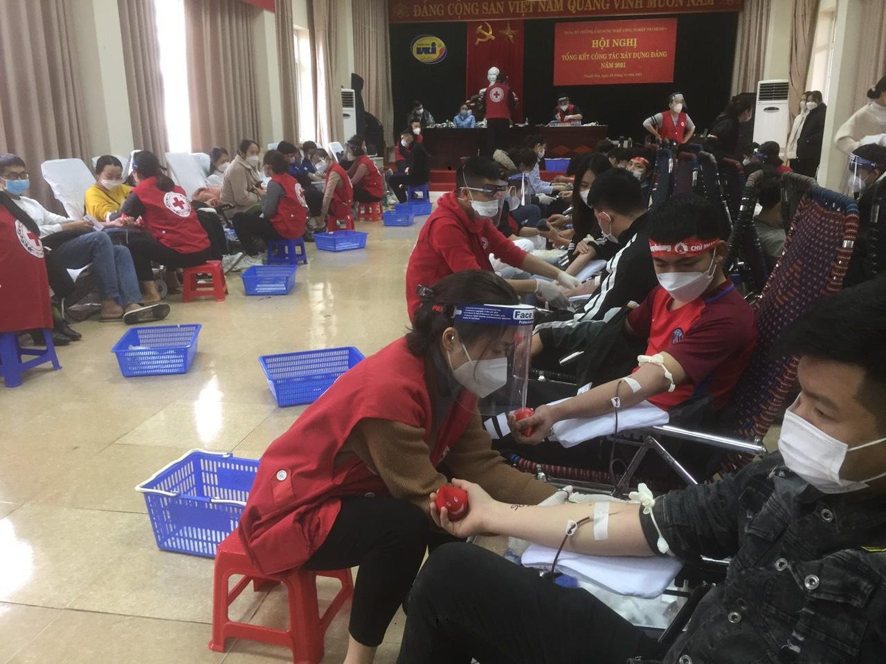 Nhiều tình nguyện của các đơn vị đến chương trình Chủ nhật Đỏ tham gia hiến máu Nhiều tình nguyện của các đơn vị đến chương trình Chủ nhật Đỏ tham gia hiến máu