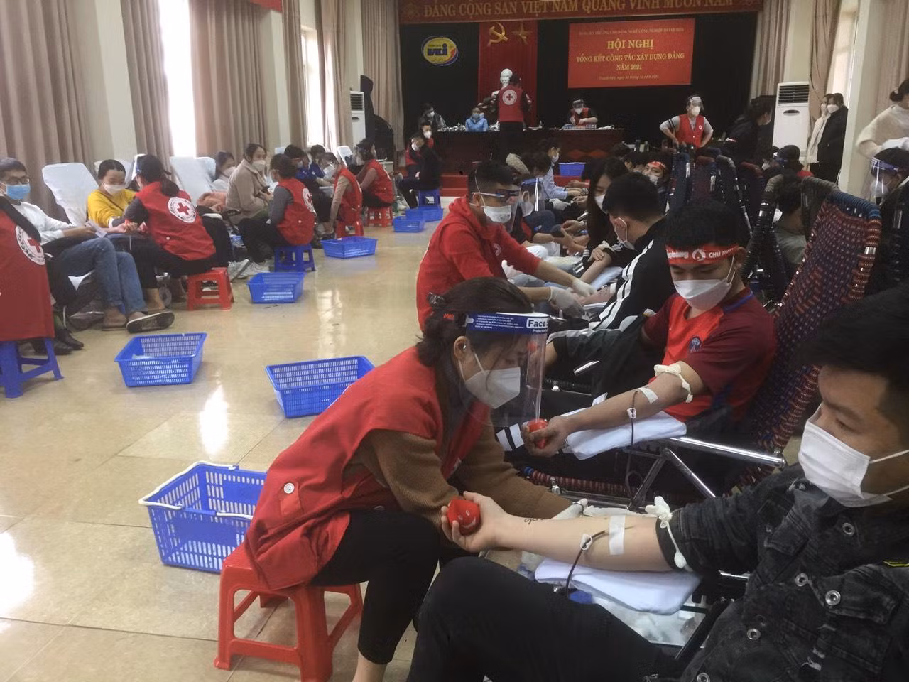Nhiều tình nguyện của các đơn vị đến chương trình Chủ nhật Đỏ tham gia hiến máu