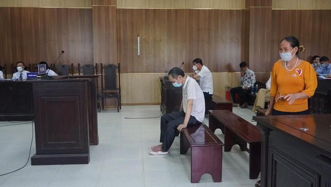 Hồ Đình Tùng (ghế đầu) tại phiên tòa