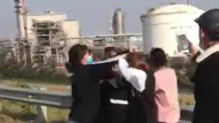 Nhóm người "đánh hội đồng" 2 thiếu nữ. Ảnh cắt từ clip. Nhóm người "đánh hội đồng" 2 thiếu nữ. Ảnh cắt từ clip.