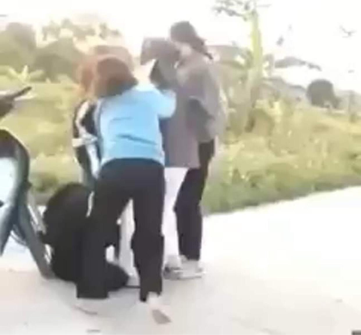 Nữ sinh bị đánh hội đồng. Ảnh cắt từ video Nữ sinh bị đánh hội đồng. Ảnh cắt từ video