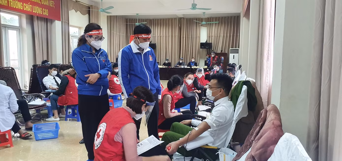 Lãnh đạo Tỉnh Đoàn Thanh Hoá động viên các tình nguyên viên tham gia hiến máu