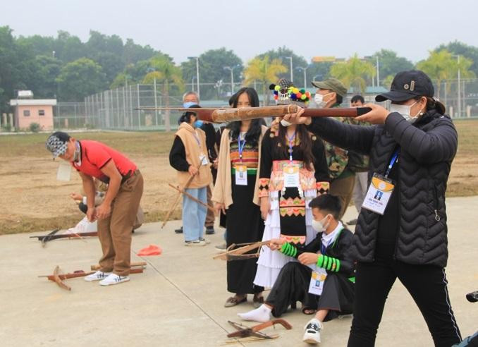 Các vận động viên tham dự môn thi bắn nỏ