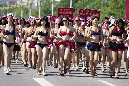 1.085 người dân ở thành phố Hồ Lô Đảo, tỉnh Liêu Ninh, Trung Quốc đã lập kỷ lục về đoàn diễu hành mặc bikini lớn nhất thế giới hồi năm 2012. Đoàn diễu hành dài hơn 1,5 km đã thu hút sự tham gia của cả những bé gái và những bà lão