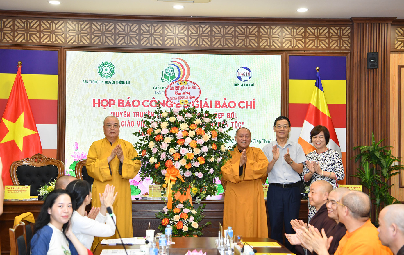 Giáo hội phật giáo Việt Nam chúc mừng ngày Báo chí Cách mạng Việt Nam sau buổi họp báo. Giáo hội phật giáo Việt Nam chúc mừng ngày Báo chí Cách mạng Việt Nam sau buổi họp báo.