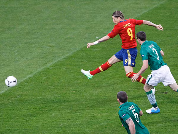Torres ghi bàn mở tỷ số cho Tây Ban Nha. Ảnh: EPA. Torres ghi bàn mở tỷ số cho Tây Ban Nha. Ảnh: EPA