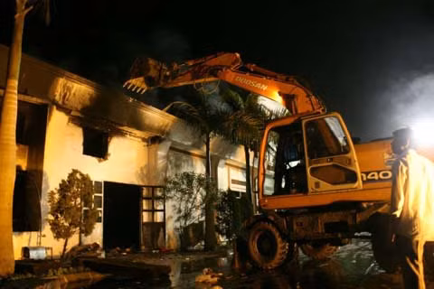 Cảnh sát phá khu nhà phía ngoài để việc dập lửa phía bên trong được thuận tiện. Ảnh: Bá Đô