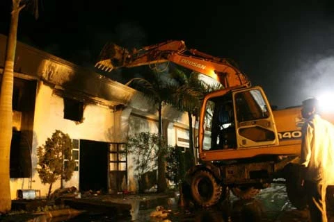 Cảnh sát phá khu nhà phía ngoài để việc dập lửa phía bên trong được thuận tiện. Ảnh: Bá Đô