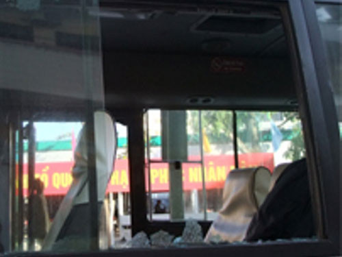 Cửa kính của chiếc xe bị đập nát. Cửa kính của chiếc xe bị đập nát