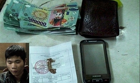 Hứa Ngọc Hiểu (ảnh nhỏ) cùng toàn bộ tang vật cụ cướp