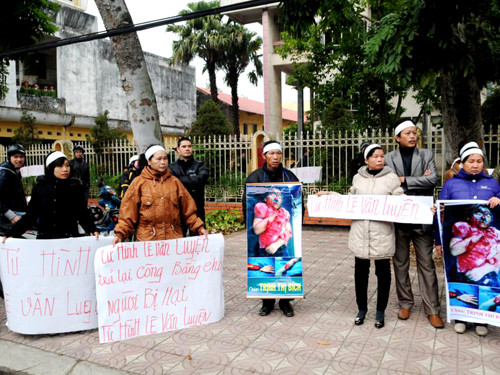 Gần 6h, công tác chuẩn bị cho phiên tòa được triển khai. Con đường dẫn đến tòa án được giăng dây thép gai và đặt biểm cấm. Nhiều người dân tỉnh Bắc Giang đến tòa án từ rất sớm Người nhà chủ tiệm vàng bên di ảnh của ba nạn nhân. Lê Văn Luyện được áp giải tới phiên tòa. Luyện bước xuống xe, được bảo vệ nghiêm ngặt. Bị cáo Luyện nhoài người ra sau tìm người thân. Các bị cáo tại phiên tòa (mặc áo xanh). Bố Luyện (bên trái) quay mặt sang nhìn con trai... Hàng trăm người dân tụ tập ngoài tòa án để theo dõi diễn biến phiên tòa.