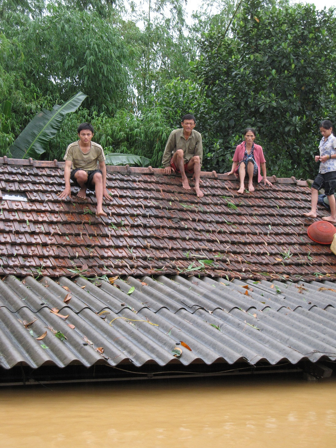 Hàng ngàn người dân phải sống trên nóc nhà trong cơn đại hồng thủy vừa qua