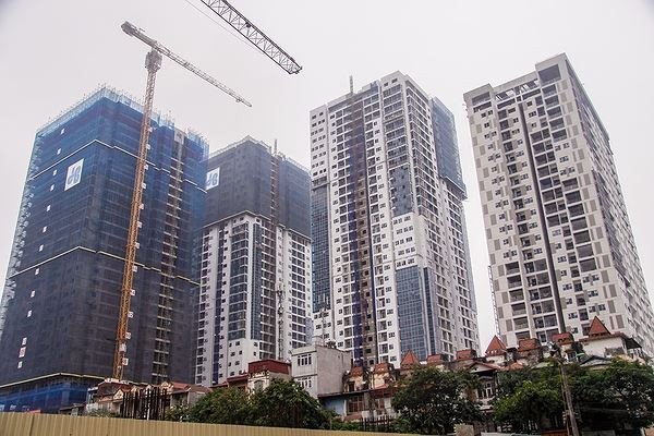 Dân Thủ đô 'kêu trời' vì loạt cao ốc đu bám hai bên tuyến phố chỉ rộng gần 10m ảnh 13