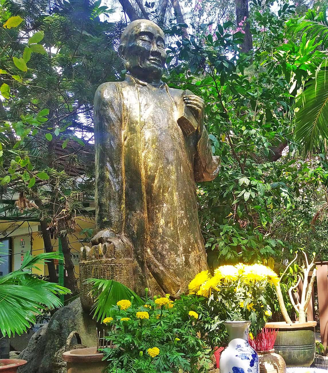 Tượng danh y, thiền sư Tuệ Tĩnh