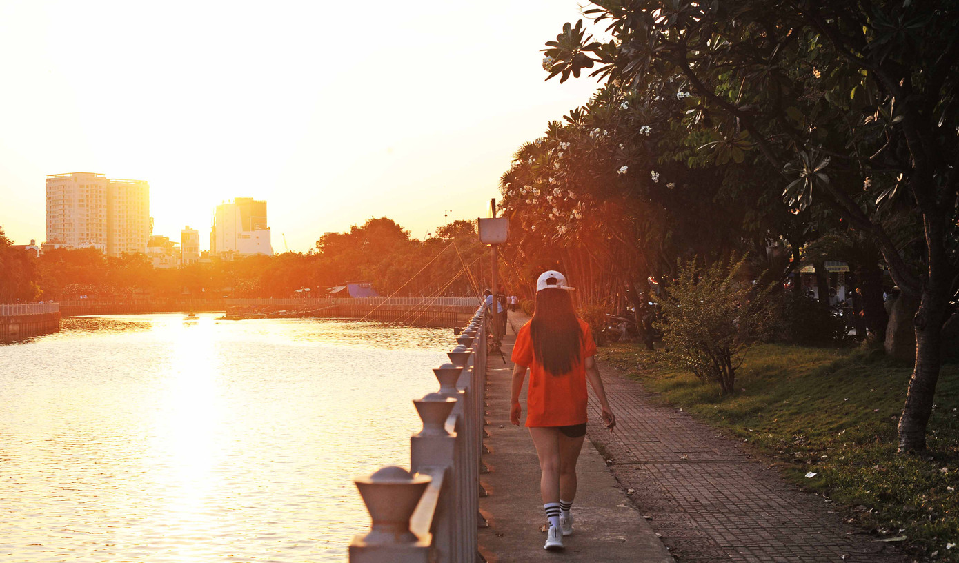 Trong mùi hương hoa sứ dịu nhẹ, người đi bộ hai bên dòng kênh khá tấp nập.